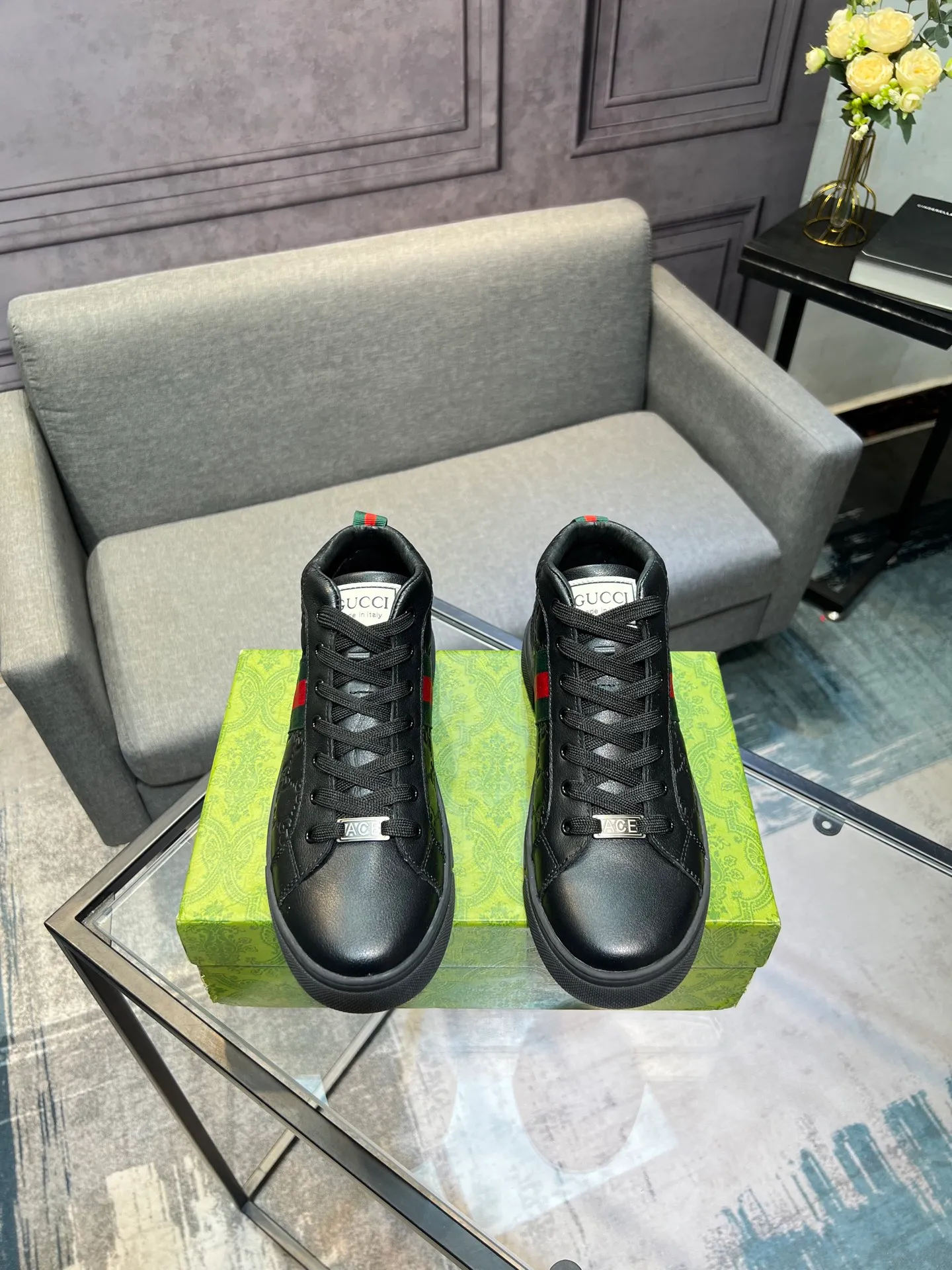 Men's men's shoes 💰460 The new high-top GUCCI (Gucci) counters are launched simultaneously. The new men's shoes, 😘fabrics are selected from imported cowhide, and the lining is sheepskin lining. 👍🏿 High-end ☄️ air-cushion molded anti-slip rubber outsole, exquisite lines, simple and elegant, comfortable and high-end for leisure travel. Code number: 38 to 44 (45 can be customized and cannot be returned or exchanged)